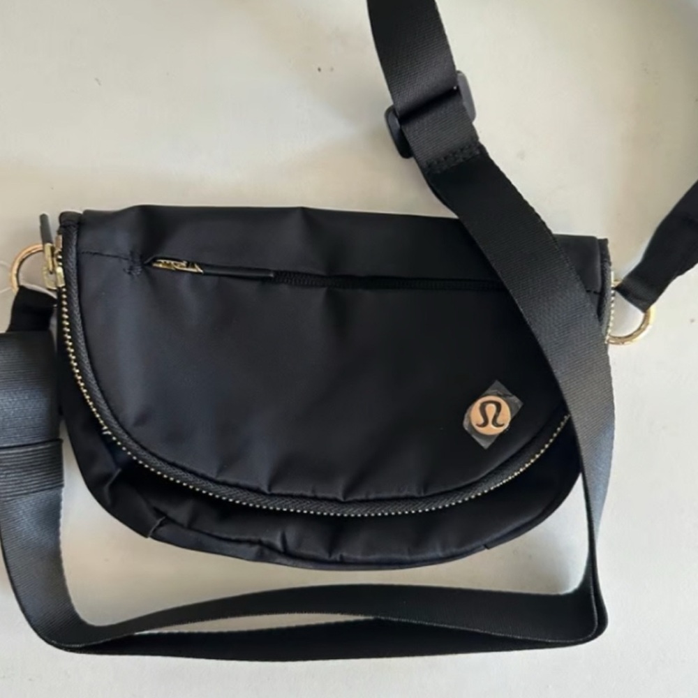 Lululemon Athletica Black Crossbody Bag with Adjustable Strap NWT